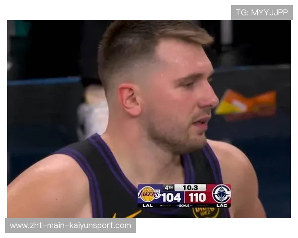 东契奇空位迟疑没出手，詹姆斯摊手不解，东契奇和詹姆斯谁厉害